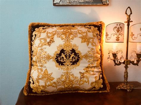 versace kussen|Versace pillows.